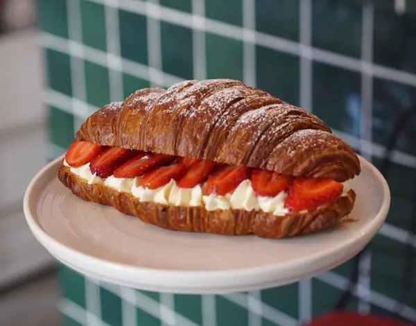 Çilekli Kremalı Kruvasan